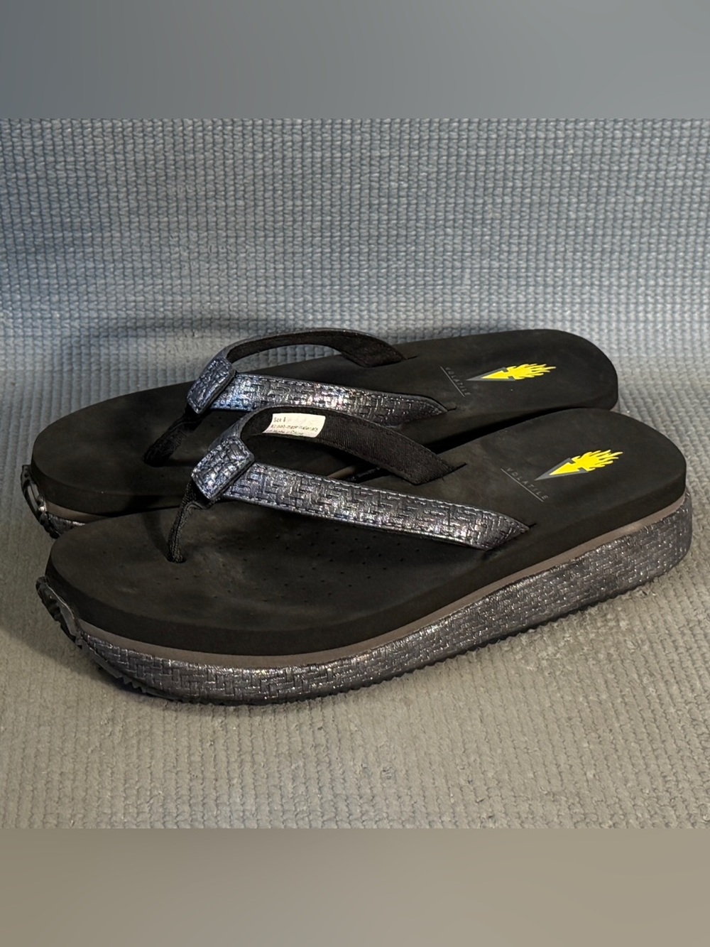 Volatile Women’s Palau Metallic Flip Flop Fashion Sandals Size 8